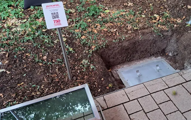 750 Jahre Kaiserslautern für die Zukunft: Die Grube für die Zeitkapsel ist ausgehoben | Foto: Monika Klein