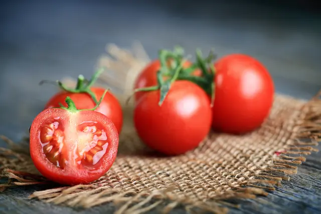 Tomaten verderben sehr schnell. Daher ist es wichtig, sie mit den richtigen Methoden haltbar zu machen. | Foto: guy/stock.adobe.com