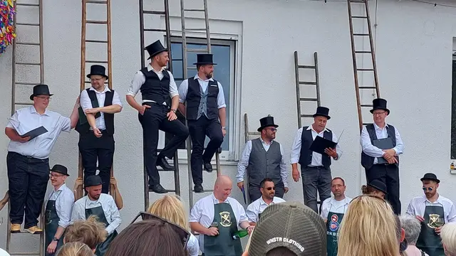 Bei der Jubiläumskerwe 2025 standen sieben Kerweredner auf den Leitern: Erik Heieck (von links), Christoph Sternitzke, Marius Henkel, Johannes Frisch, Alexander Lenz, Andreas Schuff und Andreas Henkel | Foto: Mike Lenz/gratis