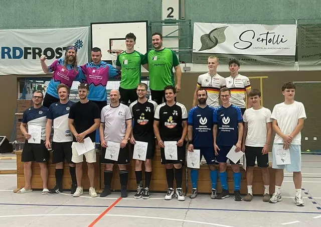 Bolandener (vordere Reihe hellblaue Stutzen) zeigten sich zufrieden bei der Siegerehrung mit ihrem 5 Platz im Gesamtklassement (v.l.n.r.: Peter Sziedat und Noah Gehrhardt) | Foto: |LChristmann