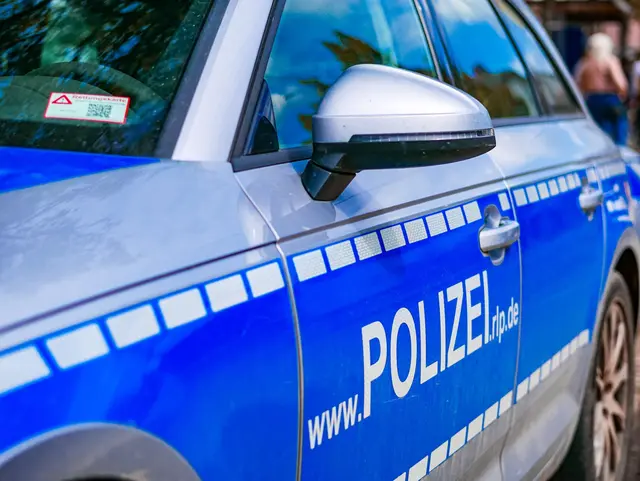 Nach einer Verkehrskontrolle in Mainz soll ein 20-jähriger Autofahrer einen Streifenwagen ausgebremst und Polizisten massiv bedroht haben. Die Polizei ermittelt wegen Beleidigung, Bedrohung und gefährlichen Eingriffs in den Straßenverkehr. | Foto: Kim Rileit
