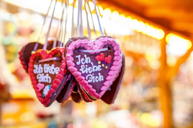 Auf dem Festplatz ist wieder einiges los.  | Foto: Irina Schmidt/stock.adobe.com