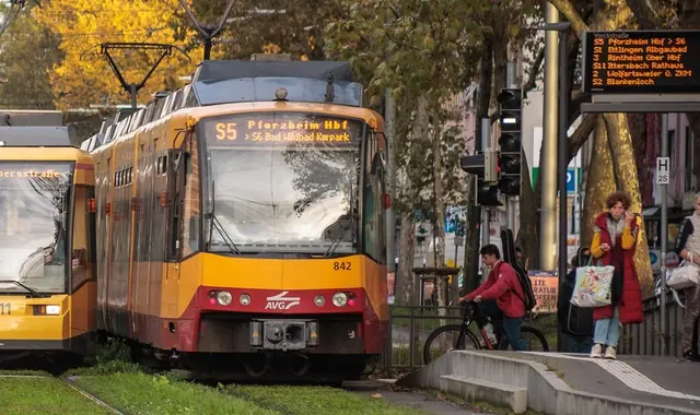 In den letzten beiden Wochen der Sommerferien müssen sich Fahrgäste im Raum Karlsruhe auf erhebliche Einschränkungen im Stadtbahn- und Regionalverkehr einstellen. | Foto: Paul Needham