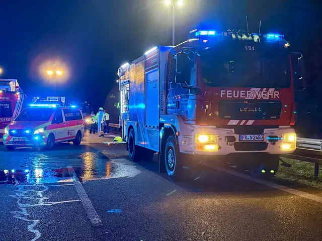 Die Feuerwehr musste einen Mann und ein Kind aus dem Wrack bergen. | Foto: -/Feuerwehr Neuenburg/dpa