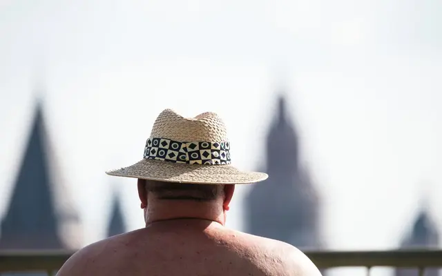 Mit nacktem Oberkörper und Hut bleibt oft nur der Fernblick auf den Mainzer Dom. (Archivbild) | Foto: Andreas Arnold/dpa