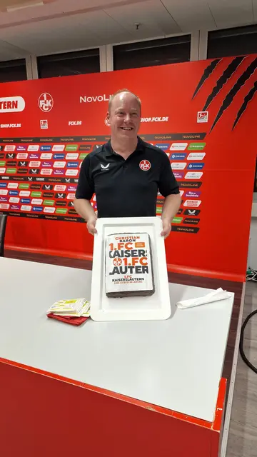 Sogar ein Kuchen mit dem Cover des Buches war gebacken worden | Foto: Ralf Vester