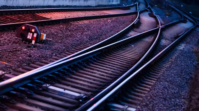 Schäden an der Bahnstrecke zwischen Crailsheim und Aalen. (Symbolbild) | Foto: Julian Stratenschulte/dpa