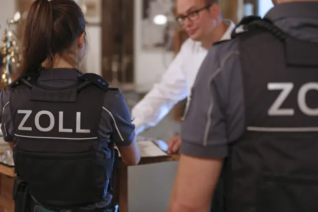 Bei einer gemeinsamen Kontrollaktion in Baden-Badener Gastronomiebetrieben haben Zoll, Polizei und Stadt mehrere Verstöße aufgedeckt. Die FKS Rastatt stoppte zudem einen Fluchtversuch, nun folgen weitere Prüfungen. | Foto: Hauptzollamt Karlsruhe