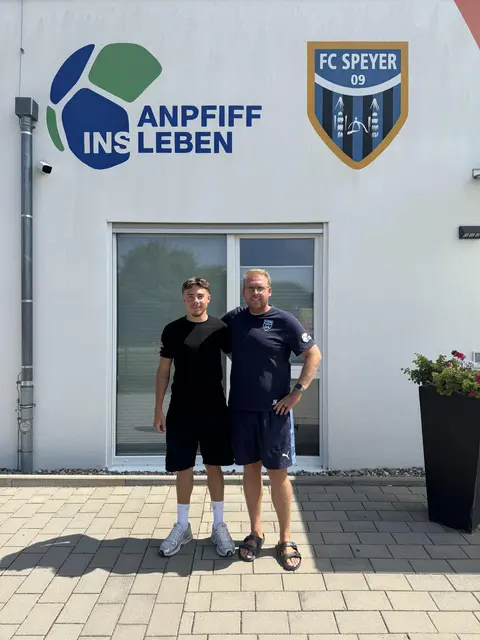 Cyprian Sobanski und Jan Kamuf sind ein eingespieltes Team – dank der vertrauensvollen Zusammenarbeit der beiden, startet Cyprian im Herbst seine Ausbildung zum Bauchzeichner. | Foto: Anpfiff ins Leben e.V.