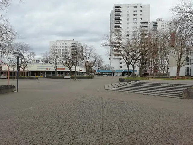 So plante man Plätze in den 60ern. Heute wissen Planer, Menschen fühlen sich an weiten Orten ohne klare Begrenzung verloren. Der Jakobsplatz im Pilgerpfad (Frankenthal) war lange verwaist und wird mit dem Stadtentwicklungskonzept allmählich aufgewertet. | Foto: Julia Glöckner