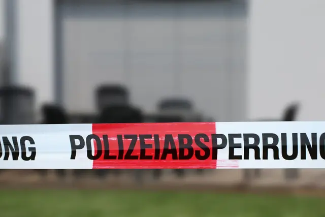 Großeinsatz in der Heidelberger Fußgängerzone: Feuerwehr und Polizei sichern Gebäude nach dem Fund alter Behälter mit möglicherweise explosionsgefährlicher Substanz. Teile der Fußgängerzone und angrenzende Wohnhäuser wurden gesperrt. | Foto: U. J. Alexander/stock.adobe.com