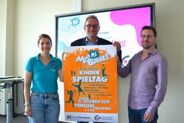 Anna Wölfling vom Jugendbüro der Stadt, Oberbürgermeister Markus Zwick und Lukas Bath (Vorstandsvorsitzender Stadtjugendring) freuen sich auf den Kinderspieltag am 19. September  | Foto: Frank Schäfer