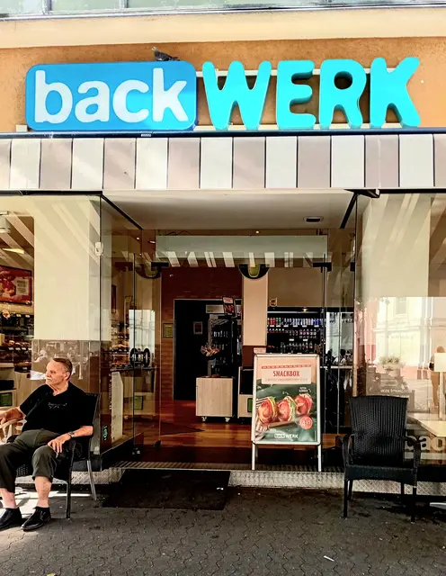 Backwerk Rathsusplatz Frankenthal Eingang mit Rampe für Barrierefreiheit