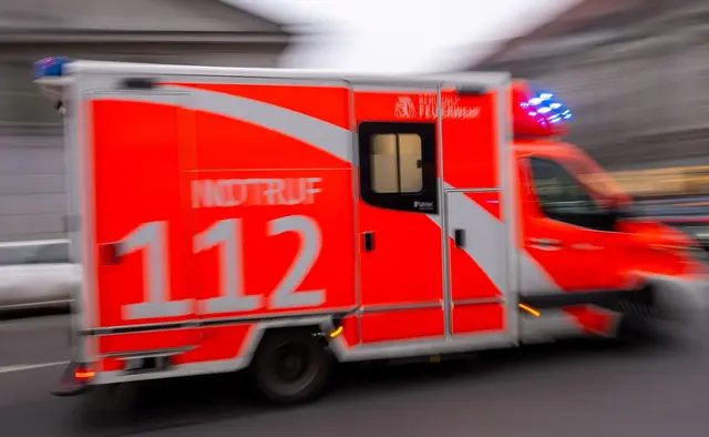 Ein Mann fährt ein Kind an - dieses wird mit schweren Verletzungen ins Krankenhaus gebracht. (Symbolbild) | Foto: Monika Skolimowska/dpa