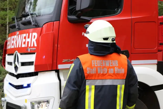 In einem Schrebergarten nahe der Cany-Barville-Straße in Wörth am Rhein brannte am Mittwochabend eine Gartenparzelle. Die Feuerwehr löschte den kleinen Brand schnell; laut Polizeidirektion Landau entstand kein Schaden. | Foto: Heike Schwitalla