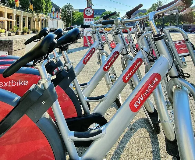 Ein Leihrad per App ausleihen und die letzten Meter durch Karlsruhe fahren: Das Nextbike-Angebot soll bleiben, der städtische Zuschuss sinkt aber deutlich. | Foto: Stadt Karlsruhe, Roland Fränkle (Archiv)