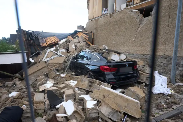 Die Einsatzkräfte in Höhr-Grenzhausen sind weiterhin mit der Bewältigung der zahlreichen Schäden beschäftigt. | Foto: Thomas Frey/dpa