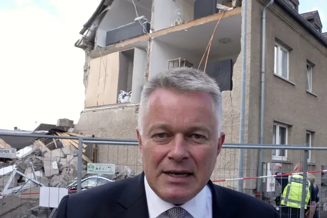 Schnieder macht sich ein Bild vor Ort. | Foto: Thomas Frey/dpa