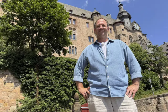 Tobi Kämmerer: Vor dem Marburger Schloss führt „Tobis Städtetrip“ diesmal wieder durch Marburg. | Foto: HR Hessischer Rundfunk