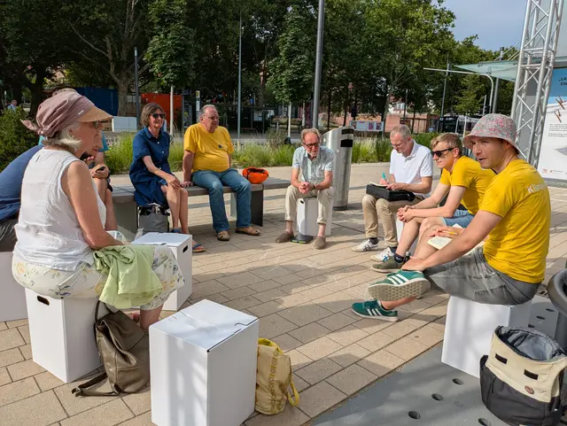 Auf dem Platz neben der Tourist Information fand auch eine Teamsitzung des Vereins Klimalautern statt | Foto: Petra Neumahr/gratis