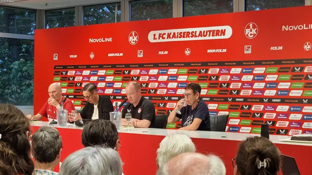 Bestsellerautor Christian Baron (2. von rechts) bei der Lesung inmitten von FCK-Legende Sepp Stabel, Stefan Roßkopf und seiner Jugendtrainerin Petra Blandfort | Foto: Ralf Vester