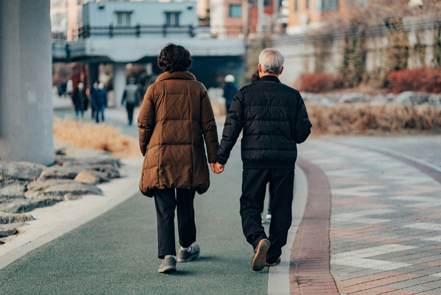 Ältere Menschen testen gemeinsam eine neue Routen-App bei einem Spaziergang durch Mannheim. | Foto: Daniel Bernard / Unsplash