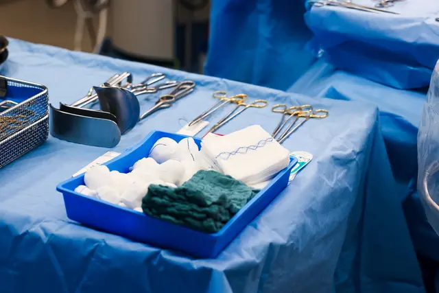Ist nach der OP auch wieder alles raus aus dem Patienten? Immer wieder werden bei Operationen auch Gegenstände vergessen. (Symbolbild) | Foto: Frank Molter/dpa