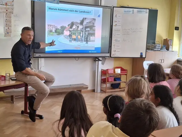 Landrat Ralf Leßmeister hat die vierten Klassen der Grundschule „In der Au“ in Landstuhl besucht. | Foto: Kreisverwaltung Kaiserslautern