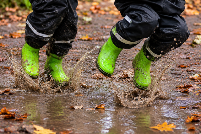 Spartipp: Im Spätsommer schon nach Angeboten für Matschkleidung Ausschau halten. So findet man eine große Auswahl in passenden Größen und die Kinder starten warm und trocken in den Herbst | Foto: Verena Leininger / mit KI erstellt
