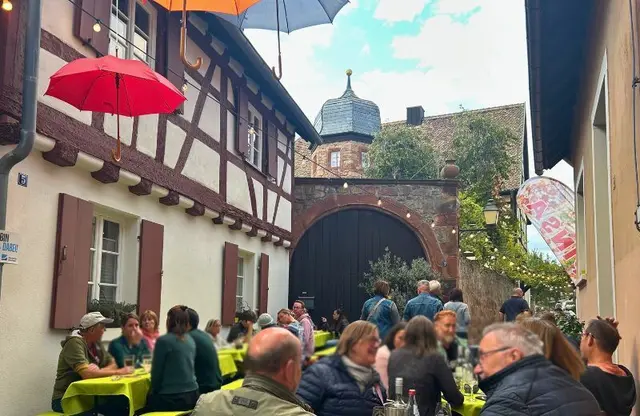 In Diedesfeld wird an fünf Tagen in geschmückten Winzerhöfen gefeiert, gegessen und Wein aus dem Ort ausgeschenkt. | Foto: Volker Lechner