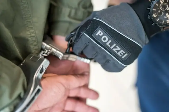 Im Polizeigewahrsam Karlsruhe-West hat ein 23-Jähriger laut Polizei Beamte mit Schlägen und Tritten angegriffen. Drei Polizisten wurden bei dem Widerstand leicht verletzt. | Foto: Bundespolizeiinspektion Bad Bentheim