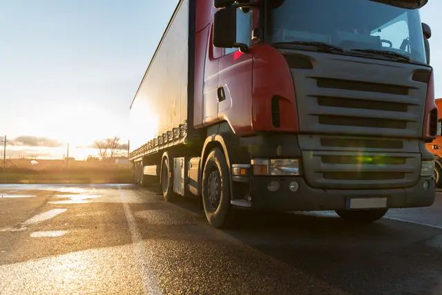 Unbekannte haben in Bellheim Diesel aus einem abgestellten Lkw im Waldstückerring gestohlen. Die Polizei Germersheim sucht Zeugen zu dem Dieseldiebstahl mit rund 500 Euro Schaden. | Foto: Syda Productions/stock.adobe.com