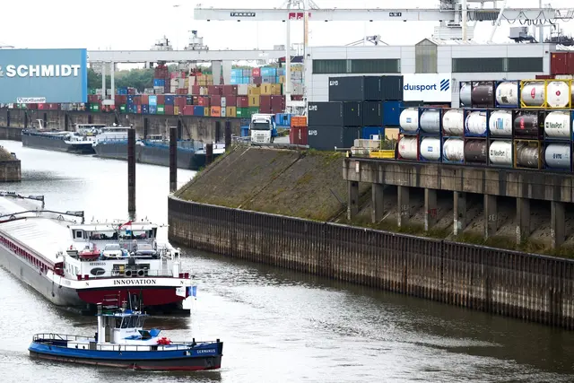 Wegen des extremen Niedrigwassers können Binnenschiffe auf dem Rhein derzeit nur einen Bruchteil der sonst üblichen Fracht transportieren. | Foto: Bernd Thissen/dpa