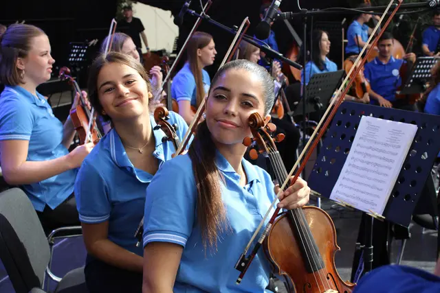 48 herausragende junge Musikerinnen und Musiker aus 13 europäischen Nationen gestalten große Sinfoniekonzerte im Rahmen des „Young European Music Festival 2026“, und zwar am 11. September in Heidelberg (Johannes-Brahms-Saal der Musik- und Singschule) und am 12. September in Mannheim (Musensaal im Rosengarten). Gemeinsam präsentieren sie ein anspruchsvolles Programm, das in einer intensiven Arbeitsphase in Mannheim erarbeitet wurde. Im Mittelpunkt stehen Werke von Beethoven, Hensel Mendelssohn und Tschaikowsky, Dirigent ist Jan-Paul Reinke (Foto).  | Foto: EYOA