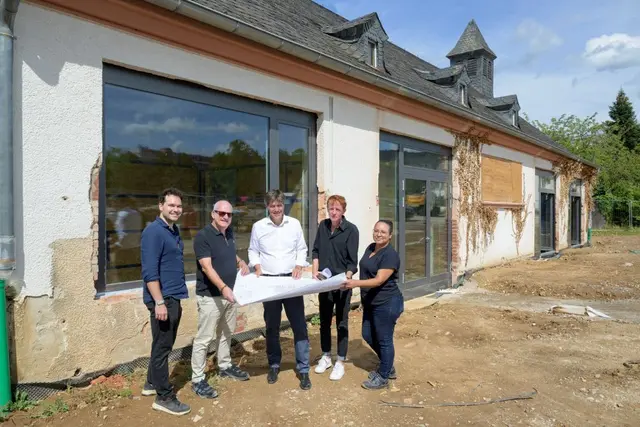Die Architekten Florian Sieger, Stephan Weber (beide STW-Architekten), erster Bürgermeister Jürgen Odszuck, Amtsleiter des Hochbauamtes Merc Tell Feltl und Projektleitern Fiorella Rühle (Projektleitung) besichtigten die Baumaßnahme vor Ort auf dem Hospital-Areal. | Foto: Philipp Rothe