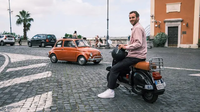 Terra X: Weltstädte: Leon Windscheid beobachtet in Rom den Verkehr und erkundet die Stadt vor Ort. | Foto: ZDF, Foto: Gunnar Mergner