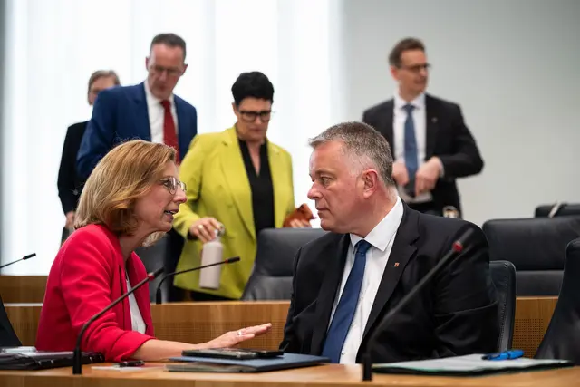 Ministerpräsident Gordon Schnieder (CDU) und seine Stellvertreterin Sabine Bätzing-Lichtenthäler (SPD) sind geräuschlos in das neue Regierungsbündnis gestartet. (Archivfoto) | Foto: Hannes Albert/dpa