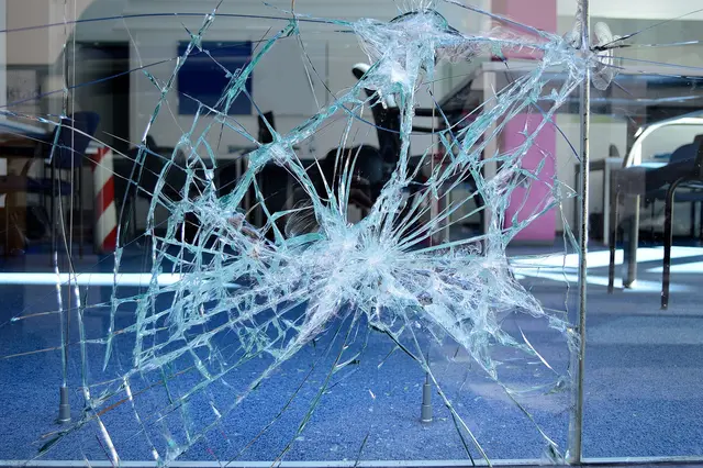 Bei einem schweren Unfall auf der Bosenheimer Straße in Bad Kreuznach ist ein Schaden von rund 100.000 Euro entstanden. Ein Pkw geriet ins Schleudern und schob ein Ausstellungsfahrzeug teilweise durch eine Glasfassade. | Foto: cunaplus/stock.adobe.com