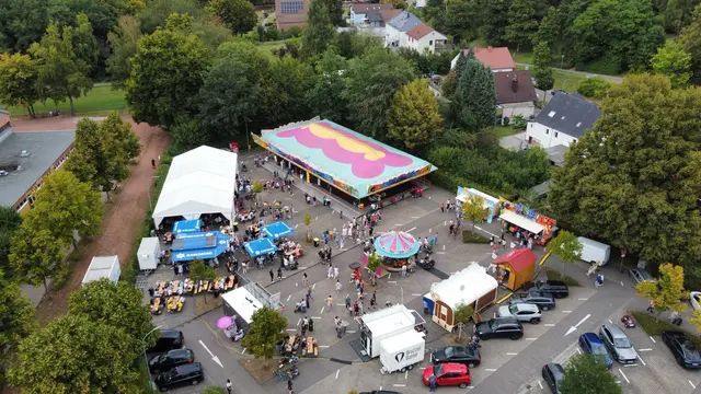 Die Hohenecker Kerwe verbindet Pfälzer Kerwetradition mit Livemusik, Unterhaltung und kulinarischen Angeboten. Das Foto zeigt den Kerweplatz aus der Luft | Foto: Julius Kröner/gratis