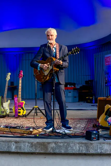 Tom Schaffert begrüßte als Bandleader | Foto: Johann-Peter Melder