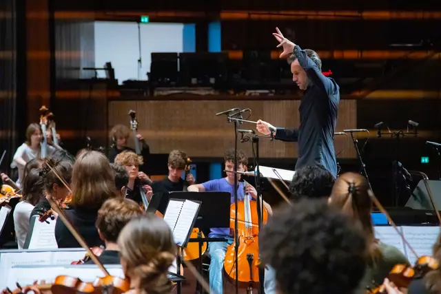 48 herausragende junge Musikerinnen und Musiker aus 13 europäischen Nationen gestalten große Sinfoniekonzerte im Rahmen des „Young European Music Festival 2026“, und zwar am 11. September in Heidelberg (Johannes-Brahms-Saal der Musik- und Singschule) und am 12. September in Mannheim (Musensaal im Rosengarten). Gemeinsam präsentieren sie ein anspruchsvolles Programm, das in einer intensiven Arbeitsphase in Mannheim erarbeitet wurde. Im Mittelpunkt stehen Werke von Beethoven, Hensel Mendelssohn und Tschaikowsky, Dirigent ist Jan-Paul Reinke (Foto).  | Foto: EYOA