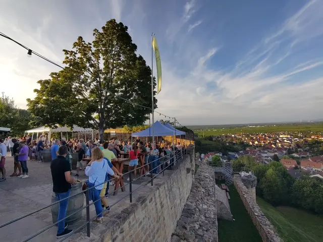 Zwischen Burgfest, Weinkerwe und Dorfkerwe zeigt sich das Wochenende in der Pfalz auch von oben – hier beim Burgfest in Wachenheim. | Foto: Förderkreis Wachtenburg 