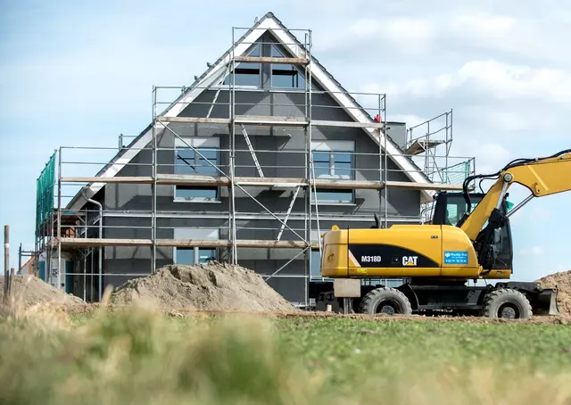 Für ein ausreichendes Angebot an Wohneigentum muss laut Immobilienverband im Saarland mehr gebaut werden (Symbolbild)  | Foto: Hauke-Christian Dittrich/dpa/dpa-tmn