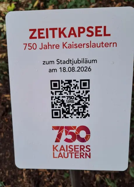 Neben der Zeitkapsel ist eine Hinweistafel mit QR-Code aufgestellt. Er verweist auf das Stadtjubiläum und den Inhalt des Erinnerungsstückes für kommende Generationen | Foto: Monika Klein