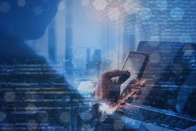 Die Jugendliche vermutet, dass eine Aufnahme von ihr mithilfe künstlicher Intelligenz verändert wurde | Foto: tippapatt/stock.adobe.com/Landeskriminalamt Rheinland-Pfalz