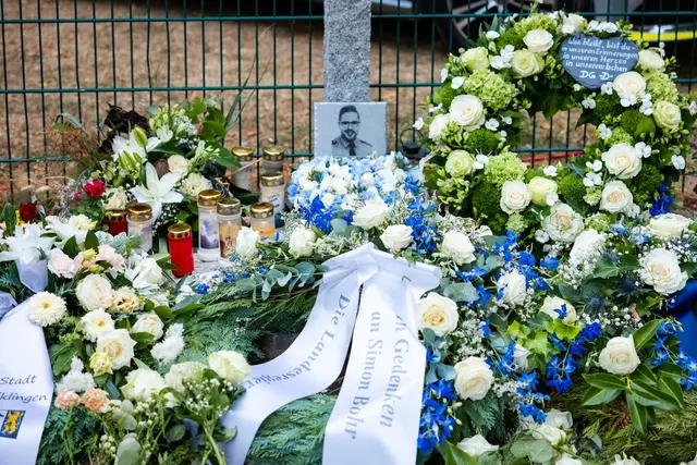 Vier Kränze stehen an der Gedenkstele für den getöteten Polizeioberkommissar Simon Bohr. Sie wurden von der Gewerkschaft der Polizei (GdP), der Deutschen Polizeigewerkschaft (DPolG), der Stadt Völklingen und dem saarländischen Innenministerium niedergelegt. | Foto: Laszlo Pinter/dpa