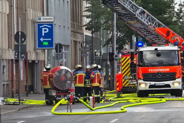 In einem Parkhaus ist ein Feuer ausgebrochen.  | Foto: Thomas Riedel/dpa