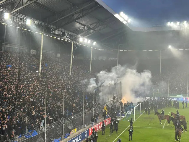 Zu Fuß und zu Pferd waren massive Polizeikräfte vor der Verlängerung im Einsatz | Foto: Ralf Vester