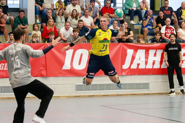 Edwin Aspenbäck beim Wurf auf das Tor von HC Alpla Hard-Torhüter Eleftherios Papazoglou. | Foto: Kösegi/PIX-Sportfotos