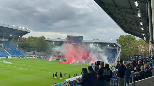 Bereits lange vorm Spiel wurde hüben wie drüben mit Pyro und Rauchbomben gezündelt | Foto: Ralf Vester